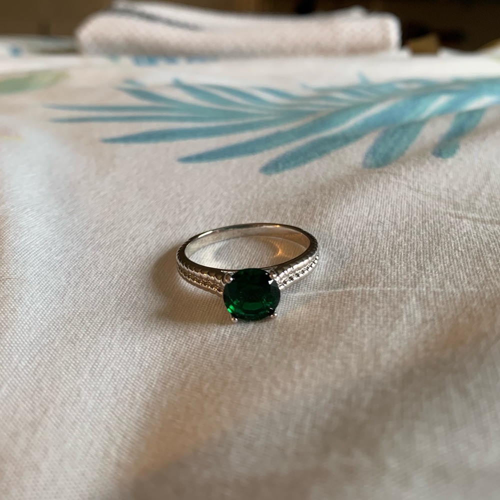 emerald ring - Picture 2 of 3